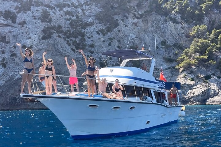 Premier Cruises Alcudia: Barco privado 3h Atardecer con SUP, Snorkel y Tapas