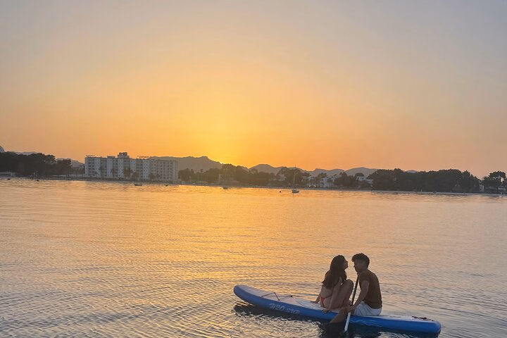 Premier Cruises Alcudia: Barco privado 3h Atardecer con SUP, Snorkel y Tapas